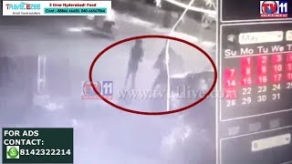 Watch THIRUMALAGIRI RTA OFFICER SWATHI GOUD ROWDYISM WITH HELP OF BOUNCERS TV11 NEWS 23RD MAY 2017 Video