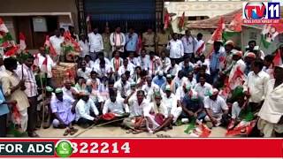 Watch FARMERS PROTEST TO GOVT CLEARS THE BANK LOANS AT JINNARAM SANGAREDDY TV11 NEWS 8TH JUNE 2017 Video