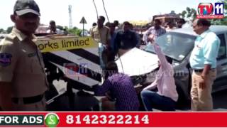 Watch THREE CARS DAMAGED IN ONE ROAD ACCIDENTS AT ABDULLAPURMET HYDERABAD TV11 NEWS 23RD JUNE 2017 Video