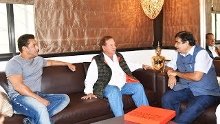 Watch BJP's Nitin Gadkari MEETS Salman Khan And Salim Khan At Galaxy Apartments To Show Modi's Achievement Video