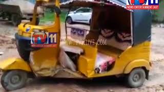 Watch AUTO - CAR ACCIDENT AT NARKETPALLY HIGH WAY, 7 SERIOUSLY INJURED, PRAKASAM TV11 NEWS 11TH AUG 2017 Video
