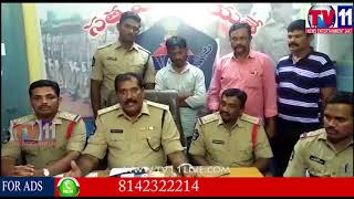 Watch à°®à±ˆà°²à°µà°°à°‚ à°ªà±‹à°²à±€à°¸à± à°¸à±à°Ÿà±‡à°·à°¨à± à°²à±‹ à°¡à±€à°Žà°¸à±à°ªà±€ à°¶à±à°°à±€à°¨à°¿à°µà°¾à°¸à°°à°¾à°µà± à°ªà±à°°à±†à°¸à± à°®à±€à°Ÿà±  | TV11 News / 04-11-2017 Video