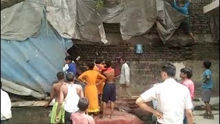 Watch à¤…à¤¤à¤¿à¤•à¥à¤°à¤®à¤£ à¤¹à¤Ÿà¤¾à¤¨à¥‡ à¤•à¥‡ à¤¦à¥Œà¤°à¤¾à¤¨ à¤¦à¤¿à¤²à¥à¤²à¥€ à¤®à¥‡à¤‚ à¤¹à¤‚à¤—à¤¾à¤®à¤¾, à¤²à¥‹à¤—à¥‹à¤‚ à¤¨à¥‡ à¤«à¥‡à¤‚à¤•à¥‡ à¤ªà¤¤à¥à¤¥à¤° Video