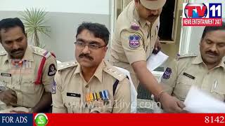 Watch à°¬à°‚à°œà°¾à°°à°¾à°¹à°¿à°²à±à°¸à± à°²à±‹ à°“ à°µà±à°¯à°¾à°ªà°¾à°°à°¿à°¨à°¿ à°®à±‹à°¸à°‚ à°šà±‡à°¸à°¿à°¨ à°µà±à°¯à°•à±à°¤à±à°²à°¨à±  à°…à°°à±†à°¸à±à°Ÿà± à°šà±‡à°¸à°¿à°¨ à°ªà±‹à°²à±€à°¸à±à°²à± |TV11NEWS |11-11-17 Video