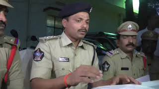 Watch à°…à°¦à±à°¦à°‚à°•à°¿ à°²à±‹ à°’à°•à±‡à°¸à°¾à°°à°¿ à°¤à±Šà°®à±à°®à°¿à°¦à°¿à°®à°‚à°¦à°¿à°¨à°¿ à°¹à°¤à°®à°¾à°°à±à°šà±‡à°‚à°¦à±à°•à± à°šà±‡à°¸à°¿à°¨ à°ªà±à°°à°¯à°¤à±à°¨à°‚ à°µà°¿à°«à°²o ||Tv11 News|21-11-2017 Video