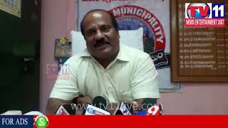 Watch TRAFFIC POLICE DEMOLISHING ROAD SIDE SHOPS AT DHONE, KURNOOL | Tv11 News | 13-12-2017 Video