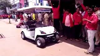 Watch Coolies of Surat on strike against e-Rickshaw Video