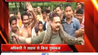 Watch à¤œà¤¬ à¤…à¤œà¤—à¤° à¤¨à¥‡ à¤®à¤°à¥‹à¥œà¥€ à¤…à¤§à¤¿à¤•à¤¾à¤°à¥€ à¤•à¥€ à¤—à¤°à¥à¤¦à¤¨,à¤¸à¤¾à¤¹à¤¸ à¤¸à¥‡ à¤²à¥œà¤¾ à¤…à¤§à¤¿à¤•à¤¾à¤°à¥€ Video