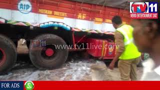 Watch ROAD ACCIDENT IN VIKARABAD ONE PERSON DEAD | Tv11 News | 08-01-2018 Video