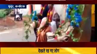 Watch à¤¦à¥à¤²à¥à¤¹à¤¨ à¤•à¥‹ à¤œà¥‡à¤¸à¥€à¤¬à¥€ à¤®à¤¶à¥€à¤¨ à¤®à¥‡à¤‚ à¤¬à¥ˆà¤ à¤¾à¤•à¤° à¤µà¤¿à¤¦à¤¾ à¤•à¤°à¤•à¥‡ à¤²à¤¾à¤¯à¤¾ à¤¦à¥‚à¤²à¥à¤¹à¤¾, à¤¦à¥‡à¤–à¤¤à¥‡ à¤°à¤¹ à¤—à¤ à¤²à¥‹à¤— Video