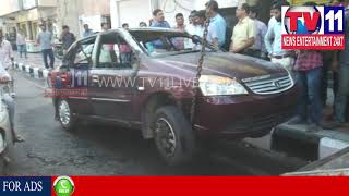 Watch CAR THAT CAUGHT FIRE AT BEGUMPET IN HYDERABAD | Tv11 News | 31-01-2018 Video