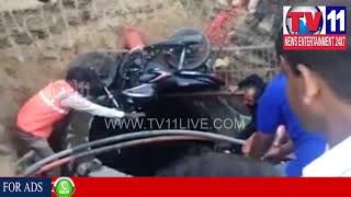Watch PERSON FELL INTO DRAINAGE PIT DUE TO GHMC NEGLECT AT SECRETARIAT | TV11 NEWS | 10-02-2018 Video
