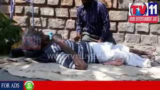 Watch SON LEAVES HIS FATHER ON ROAD AT VANSTHALIPURAM , HYD | Tv11 News | 21-02-2018 Video