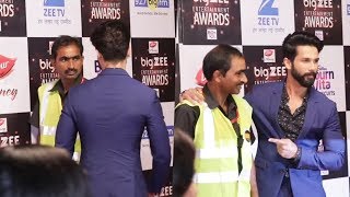 Watch Shahid Kapoor's FUNNY MOMENT With Sweeper At Big Zee Entertainment Awards 2017 Red Carpet Video