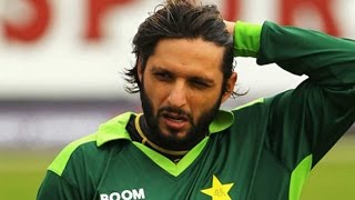 Watch Shahid Afridi left with no money, fan pays his food bill Video