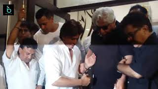 Watch Shahrukh Khan Got Emotional With Aziz Mirza  At Kundan Shah Prayer Meet Video