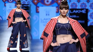 Watch HOT Urvashi Rautela Sizzles On Ramp At Lakme Fashion Week 2017 Video