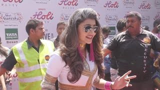 Watch HOT Urvashi Rautela At Zoom Holi Party 2017 Video