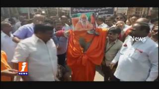 Watch Swaroopanand Saraswati's Effigy Burnt By Shirdi Sai devotees | Hyderabad | iNews Video