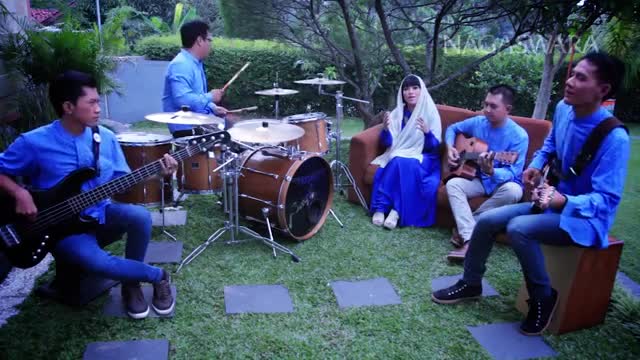 Watch Merpati Band - Caraku Mensyukuri (Official Music Video) Video