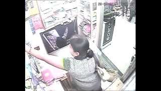 Watch CCTV Video: Lady Steals A Smartphone & Walks Away; Dear Vendors, Please Be Cautious Video