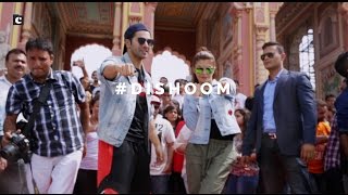 Watch WATCH- the moment Varun Dhawan and Jacqueline Fernandes join a flashmob on a street in Jaipur Video