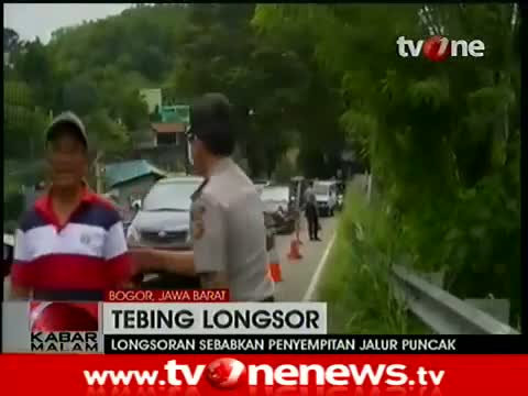 Watch Tebing Setinggi 10 Meter di Gadog Puncak Longsor 6 Januari 2015 Video