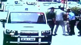 Watch Watch | Union Minister Mahesh Sharma's security personnel thrash society guards Video