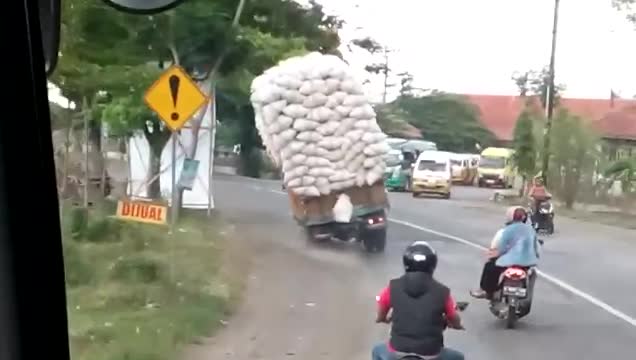 Watch Truk terbalik di kadipaten Video
