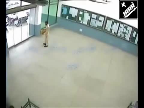 Watch Pria Tendang Pintu Otomatis Bikin Ngakakkk Video