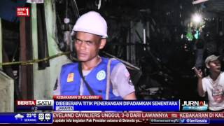 Watch Teknisi PLN Perbaiki Kabel di Lokasi Kebakaran Senen Video