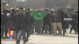 Watch Clashes In Srinagar | Protesters Wave Pakistan Flags Over Army Chief Bipib Rawat Statements | iNews Video