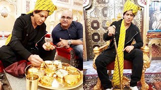 Watch Shahrukh Khan ENJOYING A Royal Rajasthani Thali During Jab Harry Met Sejal Promotion Video