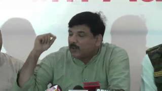 Watch Delhi Police working on instruction of Modi Govt and Harassing AAP MLA's Video