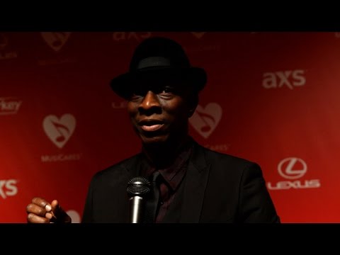 Watch Keb' Mo' attends 25th annual MusiCares tribute event. Video