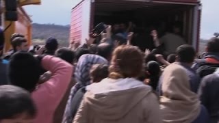 Watch Raw: Scuffles Over Aid Delivery As Migrants Wait Video