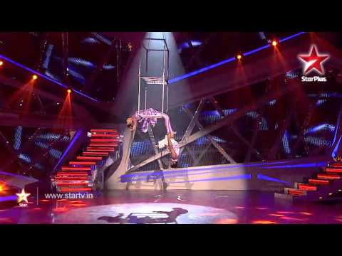 Watch Nach Baliye 6 - 11th January 2014 - Vinod and Raksha's aerial act Video