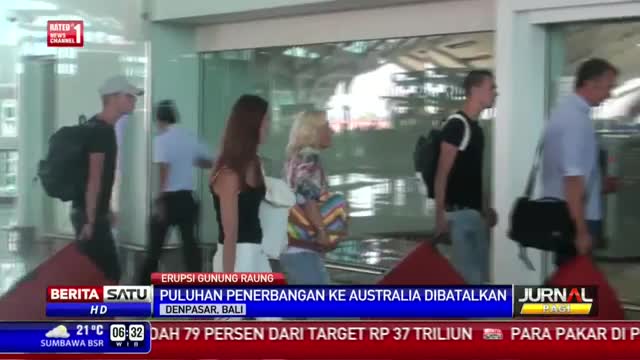 Watch Abu Vulkanik Tutupi Landasan Pacu Bandara Blimbingsari Video