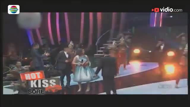 Watch Keseruan D'Academy Celebrity 2016 - Hot Kiss Sore Video