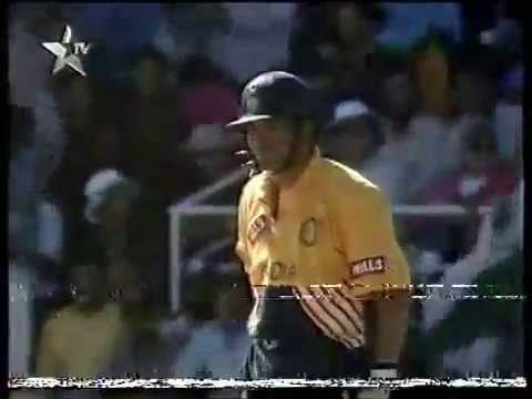 Watch SACHIN Tendulkar " KISSED " By a Fan ON THE CRICKET FIELD !! Must WATCH - Cricket Classic Video Video