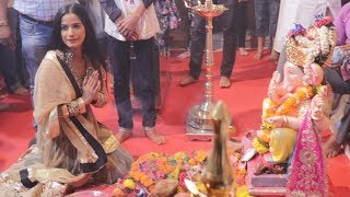 Watch Poonam Pandey VISITS Andheri Cha Raja To Take Blessings - 2017 Ganesh Chaturthi Video