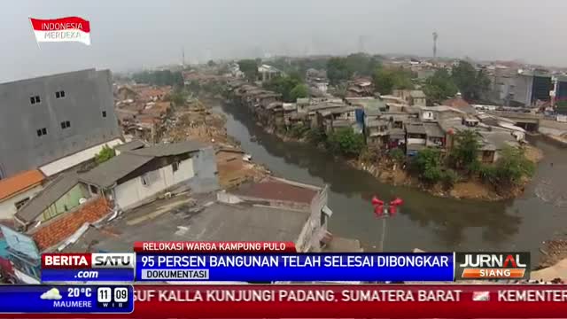 Watch Petugas Merapikan Lokasi Kampung Pulo Pascapembongkaran Video