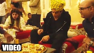 Watch (Video) Shahrukh Khan At Virasat Hotel In Jaipur, Eating Rajasthani Thali Video