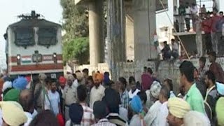 Watch Congress protests  against SYL decision, jams Darbhanga Amritsar Express in Fatehgarh! Video