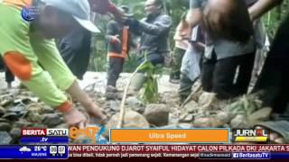 Watch Gotong Royong Bersihkan Longsor dengan Alat Seadanya Video