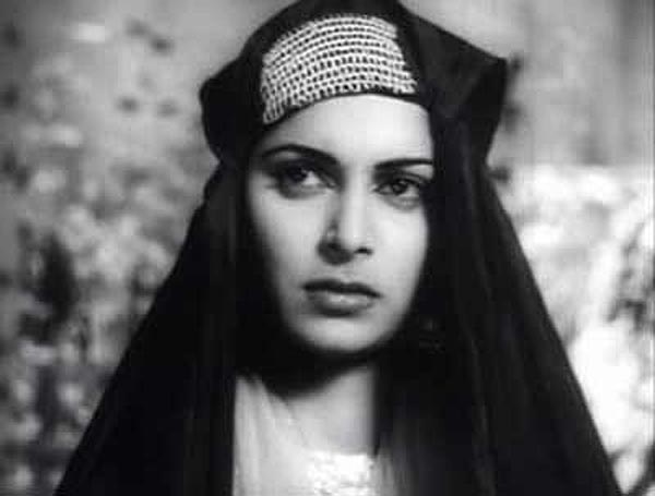 Download Waheeda rehman pic in hijab Wallpaper HD FREE