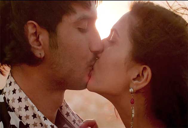 Free Download Shuddh Desi Romance Stills Sushant Singh Rajput Vaani Kapoor Kiss Scene 810 Wallpaper HD FREE (Download 810 HD wallpaper FREE)