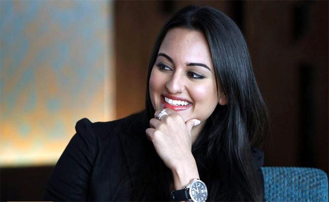 Free Download Sonakshi Sinha Smiling Photos!! 700 Wallpaper HD FREE (Download 700 HD wallpaper FREE)