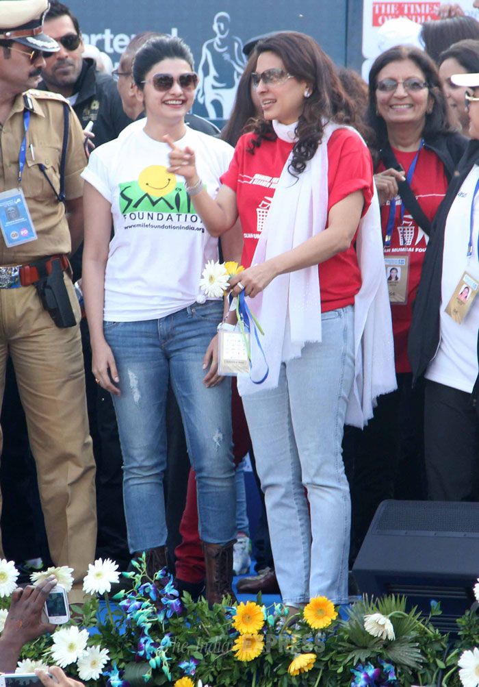 Free Download Juhi Chawla and Prachi Desai cheer up the participants at the Mumbai Marathon 2014. 351 Wallpaper HD FREE (Download 351 HD wallpaper FREE)
