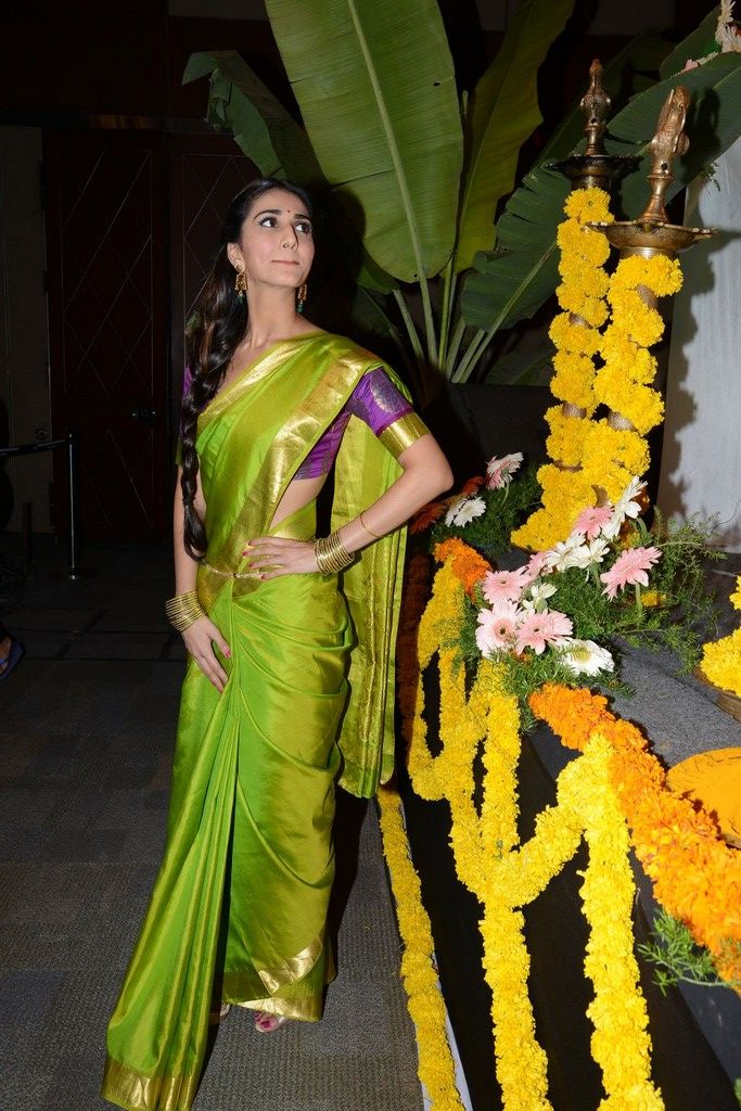 Free Download Vaani Kapoor Adjusting Her Green Saree 2014 Image 747 Wallpaper HD FREE (Download 747 HD wallpaper FREE)
